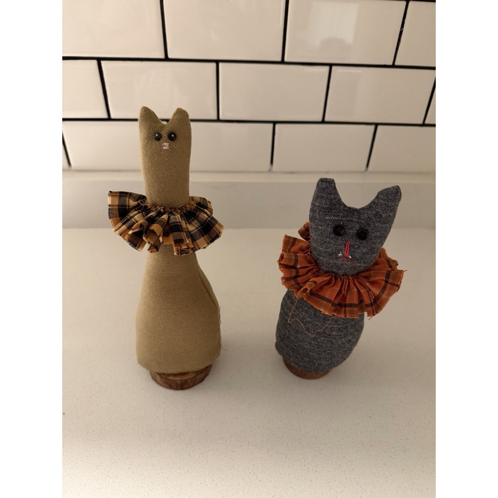 Primitive/Kitschy Kitty Cats Autumn Harvest Halloween w/real Wood Riser OOAK